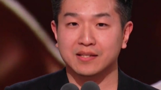 在屋顶和三个男人享受的妻子